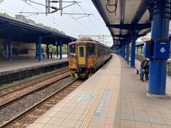 宮で心を清らかにしてから、
十分へ向かいました。

まず、台北駅から台鉄（TRA台鐵)で八堵駅へ行き、
平渓線に乗り換え、八堵駅から十分駅へに行こうという計画です。

台鉄の切符の買い方が分からず、
台北駅でかなり迷ってしまいました。

私たちと同じように迷う人を一人でも無くすために書きますが、
台北はあちらでは臺北と書きます。
それで結構悩んでしまいました。

何はともあれ、
無事に八堵駅に着くと、何やら変わった電車が駅に止まりました。
こういう古びた感じが大好きな私なので、
かなりテンションが上がっていました。