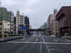 国道一号線から戸部駅。
朝早くは国道1号線もスッカスカです。