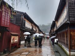 ひがし茶屋街に到着です。
雨で人は少な目