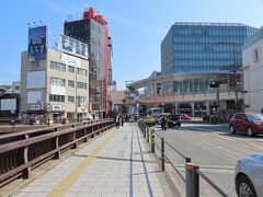七隈線・天神南から徒歩数分のホテルに荷物を置いて出発。まず春吉橋。
櫛田神社へ向かいます。