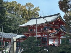 移動中の市バスから。
お天気のいい4月最初の日曜日！
観光客、それも外国人の数が半端ない(@_@)
恐らく、八坂さんや円山公園もお花見客でいっぱいやろな…