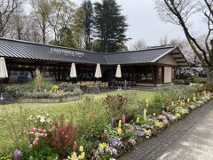 EVERYONEs CAFE。
スタバもそうですが、店前に花が植えられています。