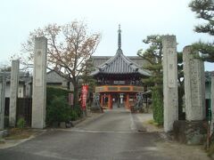 正覚寺の隣にある宝珠院（ほうしゅいん）です。南側が正面でした。華やかな建造物があります。