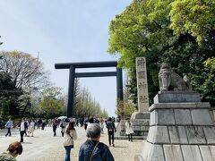 11:40 靖国神社
九段下駅で降り、東京に来てまだ行ったことのなかった靖国神社へ。