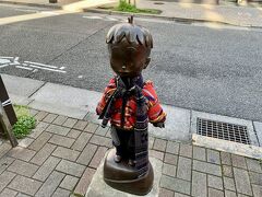 13:55 コボちゃん像
昼食を食べ終え、飯田橋駅から神楽坂通りを登っているとコボちゃん像を発見。
神楽坂通りはホコ天になっていて歩きやすくお店も多く歩いているだけで楽しい。