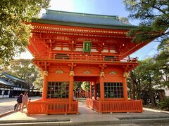 16:05 穴八幡宮
神楽坂駅から早稲田駅を越え早稲田通り沿いを歩いているとまた神社を発見。
こちらは嘉永二年に竣工され先の大戦により罹災した後、平成10年に再現された隋神門。