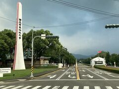 途中、台湾で最も面積の広い屏東科技大学の前を通ります。沿革から農業系だったので、敷地が広い（写真）ですね。校門の横にモスバーガーの看板も見えます。
