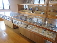 ２階にある会津本郷焼資料展示室です。
たくさんの焼物が展示されていました。
