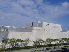 有効期限の14時までゆいレールでぶらぶらします。
まずは昨日閉まっていたおきみゅー（沖縄県立博物館美術館）へ。
要塞のような建物は、沖縄の城（グスク）をイメージしているそうです。
