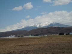 　翌7日（日）の早朝、自宅の敷地内から十勝岳連峰を撮りました。残雪がきれいです。