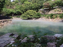 温泉の温度は80～100℃で湯気が立ち込めるこの温泉は「地獄谷」とも呼ばれています。