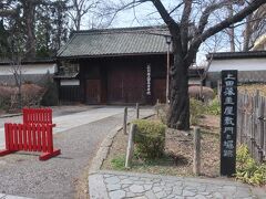 屋敷門は現在上田高校の正門となっています