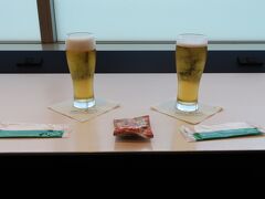 ANAラウンジでビールをいただきました。
