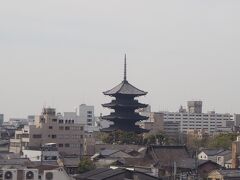 京都駅を出発すると左手に東寺の五重塔
今日は京都に戻って来て東寺の近くにお泊りします。