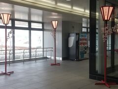 2駅で上越妙高到着。
駅構内も観桜会のぼんぼりがありました。