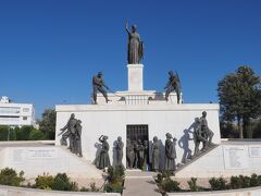 1970年にイギリスからの独立10周年の記念に作られた像。
キプロスはイギリス領だったから、車が左側通行なのか～と納得。