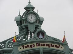 本日も東京ディズニーランドから出発。羽田空港行きの始発のバス待ちです。