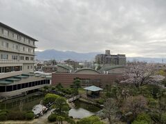 ４月５日（金）小雨
ホテルのカーテンを開けると曇り空。この後、雨が降り出します。