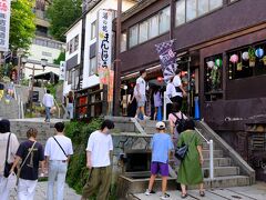 そんなことを思いながら歩いていると、おお、ここがあの有名な石段ですね。