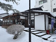 文庫蔵の見学を済ませて、西宮家の敷地内にある『れすとらん北蔵』さんへ…

それにしても、春先の秋田の雪はよく降ります。