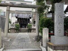 三角地にひっそりと建つ亀戸水神宮は、創建年代は不詳ですが、1521-1546年頃の創建では無いかと言われていますが、いずれにしろ江戸時代創建の亀戸天神よりも古い歴史の神社のようです。

住民が水害から免れん為の祈願とし て、奈良吉野の丹生川上神社から勧請したとの事で、私の通っていた学校の近くというご縁で、不思議なもので途中下車も導かれたのかもしれません。
祭神は弥都波能売神、水を司る女神で、亀戸香取神社の兼務社となっています。