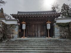 京都大原三千院の御殿門。まだ開いていません。
友達が開門と同時に入りたい、というので、超早く家を出て、在来線、新幹線、京都市営地下鉄、京都バスを乗り継いでたどり着きました。
京都は地下鉄バス一日乗車券（1100円）を使用します。