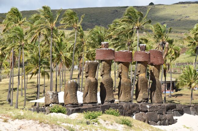五体のモアイ像の裏面を回り、<br />