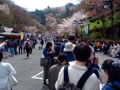 １１：３０頃　吉野駅に到着
手前はバス待ちの長い列
奥にはロープウェイ待ちの長い列