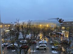 12月2日。今日はストラスブールからドイツのシュツッツガルトに行きます。
朝起きて外を見たらなんと雪！車や芝生の上が白くなっています。