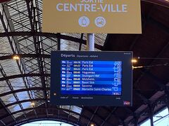 ストラスブール駅。近代的に見えますが、ここの駅舎は歴史的建造物で、駅舎前面全体をガラス張りの大屋根で包み込んでいます。