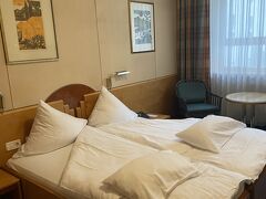 シュツッツガルトのホテルは、駅の近くのホテル ウンガー。駅前の通りを渡ってすぐのはずが駅が大工事中で回り道をして到着。