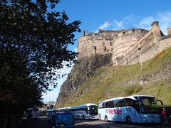 こちらからみると岩山の上にお城が建っていることがよくわかります
裏手の道は観光バスのパーキングになっていました。