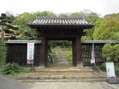 【宇和島城】

「上り建ち門」
薬医門形式の現存の門。