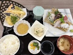 お風呂に入ってから1階の食事処で天ぷらと刺身の定食を食べました
食べたあとは一気に眠気がきたので畳スペースでひと休みしました