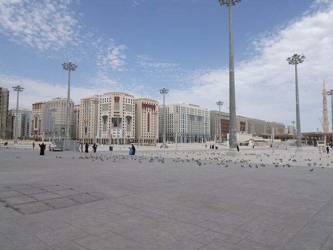 モスクの両側はホテルです。