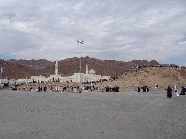 次にやって来たのはウフドの山<br />ここはムハンマド軍(メディナ)とメッカ軍が戦い、メディナを守った戦いとなっています。