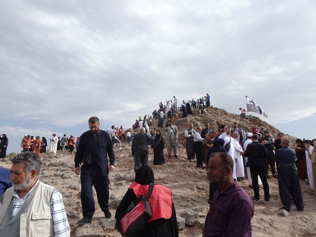 すごい巡礼者の数です。普通にスマホを持って自撮りしている女性もいます。