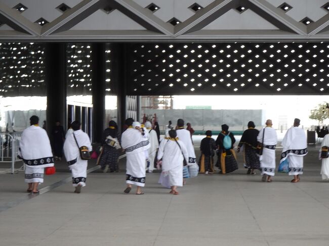 たくさんの巡礼者がいます。