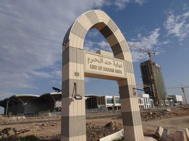 出発までしばらく時間があるということで、バスで説明のあった看板の写真を撮りに外へ。こちらは駅の近くにあった聖域の外と中を表す看板です。<br />背後に駅が見えており、駅は聖域の外になります。