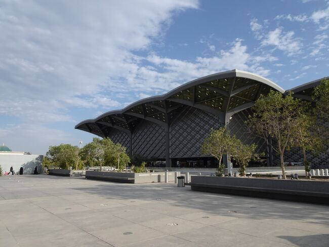 ウフドを観光した後は、高速鉄道でジェッダに移動です。立派な駅です。
