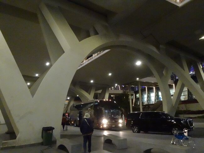 バスのお迎えが来ましたので、ホテルに向かいます。<br /><br />明日はツアー最終日、ジェッダ観光です。