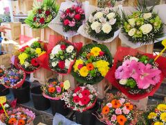 花束。
この朝市は「花市場」とも言われています。