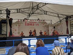 花見はあきらめて駿府大演舞場のステージを見ることにしました。民謡とかやってて面白い