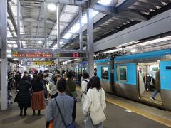 　座れたとはいえ混んでいた４両編成の電車から、一気に乗客が吐き出されれば、相応のボリュームになります。