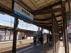 　満員電車に揺られ14分で、加賀温泉駅に到着。新幹線でも７分の距離で、１駅間なら在来線でも充分ですね。