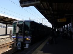 　福井行きの普通電車に乗車。２両編成で、座れるかよりも、乗れるかを心配せねばならぬ混雑です。