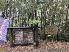 神社のほかにもう一つ私が行きたかったのは、鹿目の滝。こちらの遊歩道から歩いていく。
