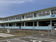 これは、震災遺構として保存されている浪江町立請戸小学校。

先生も児童も全員、山に逃げたため助かったことで有名な学校。入場料は300円でした。