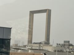 ドバイの地下鉄に乗るため、Suicaみたいな交通カード「NOLカード」を購入。
シルバーとゴールドの２種類あって、ゴールドだと素敵な席に座れるみたいなので、せっかくだからゴールドを買います。
運賃はゴールドのほうが倍くらい。
こちらは車窓から見えたドバイフレーム。