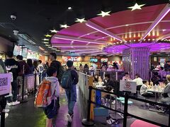 夕飯はユニバーサルシティウォーク内の「TAKOPA」へ。大阪の有名たこ焼き6店が一堂に会したフードコートです！
今回わが家は大阪旅行といってもほぼUSJなので、ここでたこ焼き食べ比べできるのはありがたい～